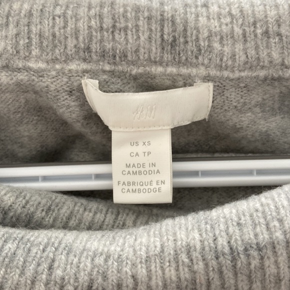 Light grey off the shoulder H&M sweater - Picture 2 of 2